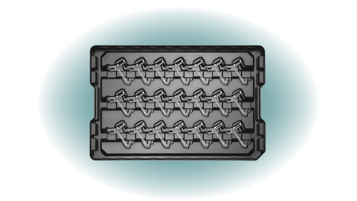 Gefüllter Kunststoff Werkstückträger mit Bauteilen