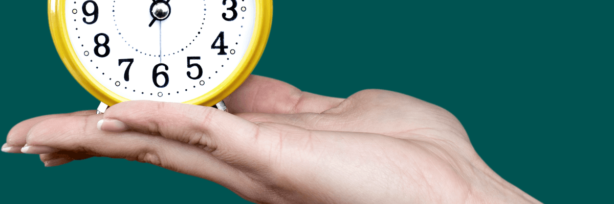 Hand, die eine Uhr hält 