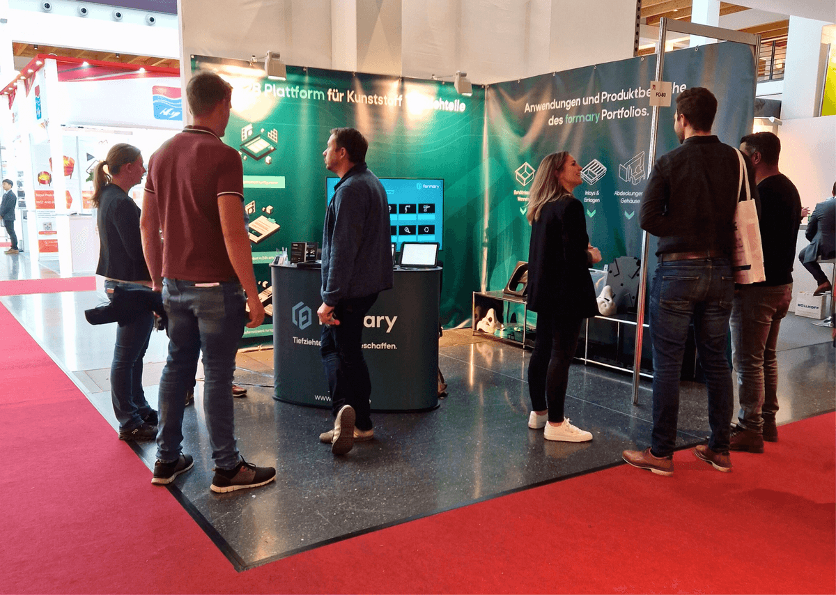 Fakuma 2023 Messe - Gespräch am formary Stand Foyer Ost Stand FO-80