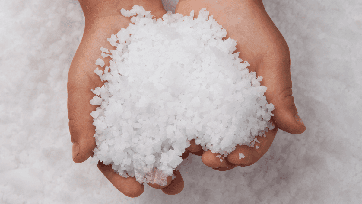 Kunststoffflakes, die sich in den Händen befinden