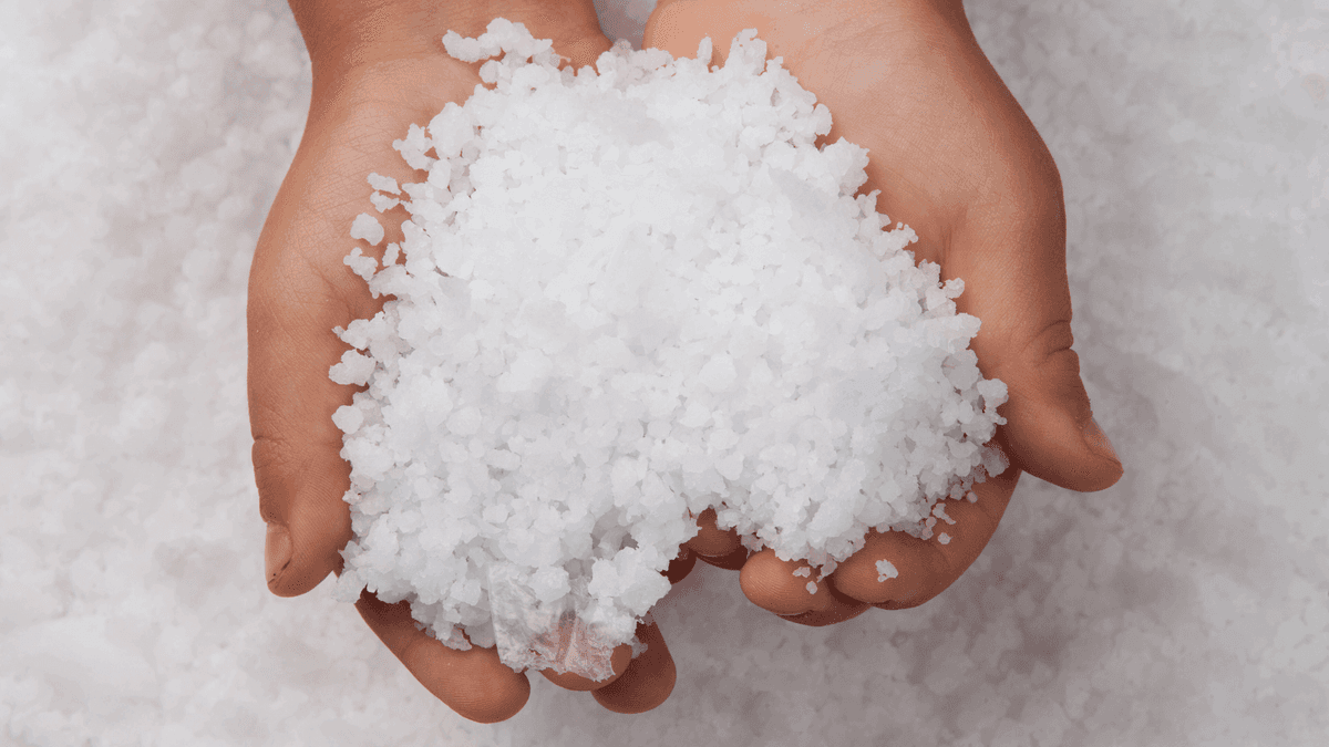 Kunststoffgranulat in den Händen