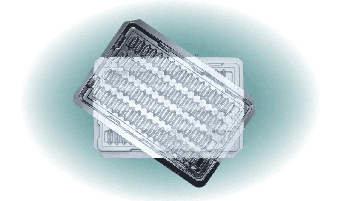 Schwarzes Tray mit durchsichtigem Deckel zur Intralogistik Optimierung