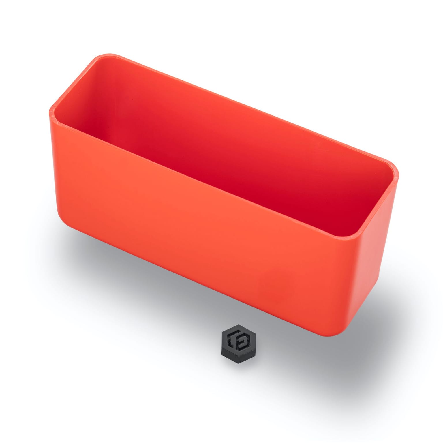 Roter Tiefziehbehälter mit schmaler Passform Roter Tiefziehbehälter aus Kunststoff mit schmaler Passform