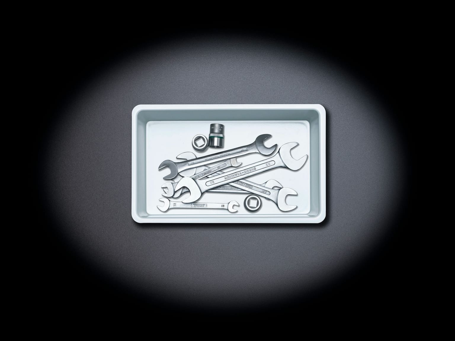 Tiefgezogener Tiefziehbehälter mit Werkzeugen